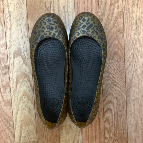 Crocs Carlisa Brown Leopard Animal Print Mini Wedge‎ Shoes Womens 8 - Picture 1 of 4